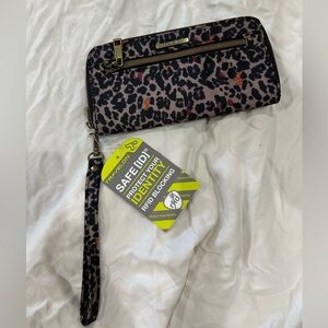 Travelon wallet (NWT)